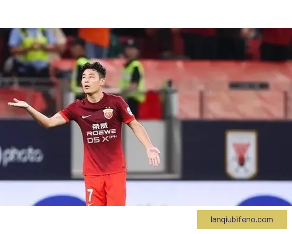 武磊上演精彩帽子戏法第三球引爆全场观众热情